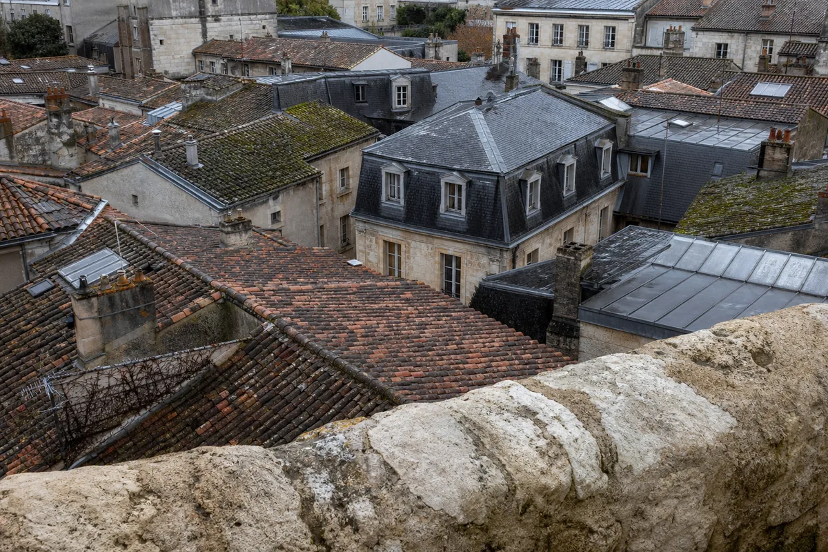 Toitures en ardoise et en tuile canal du plateau d’Angoulême vues depuis les remparts