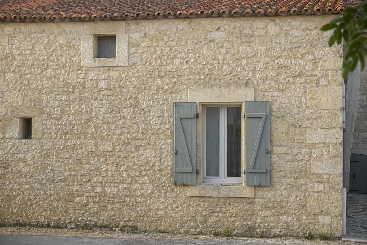 Maçonnerie en Charente : reprendre un mur ancien en pierre