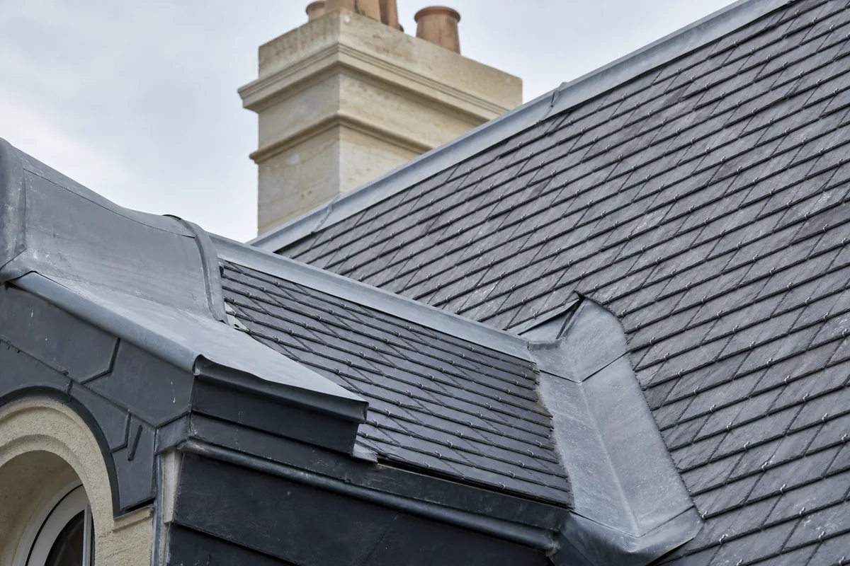 Détail de couverture en ardoise bleutée et zinc mat sur une demeure du plateau d&rsquo;Angoulême